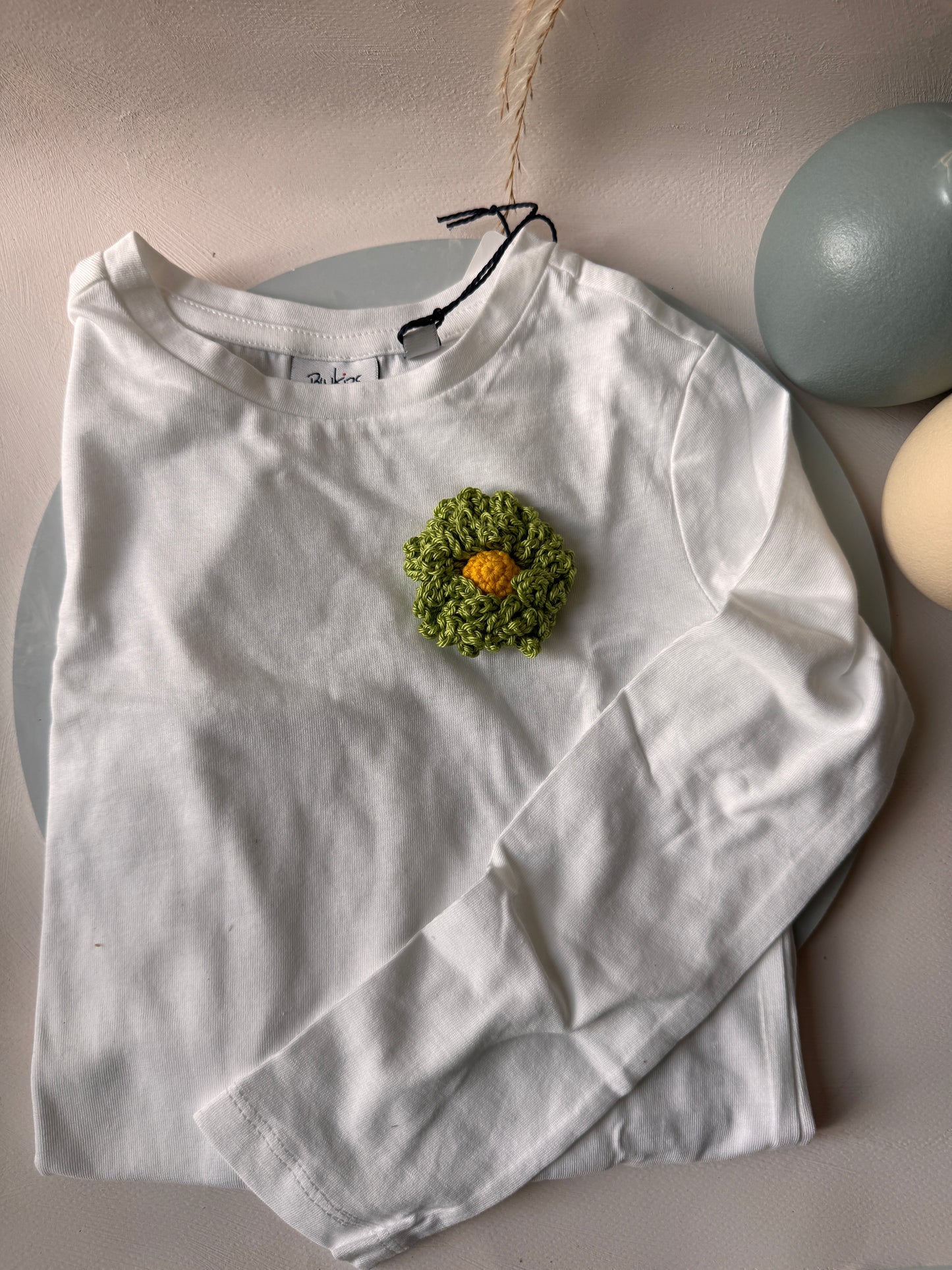 T-shirt “Filo di Sogni” con Ricamo all’Uncinetto – Edizione Artigianale