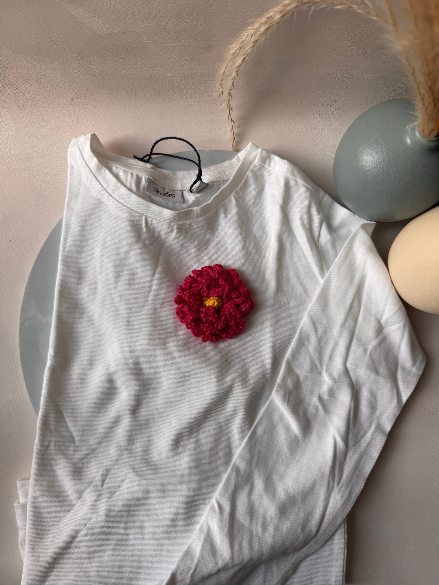 T-shirt “Filo di Sogni” con Ricamo all’Uncinetto – Edizione Artigianale