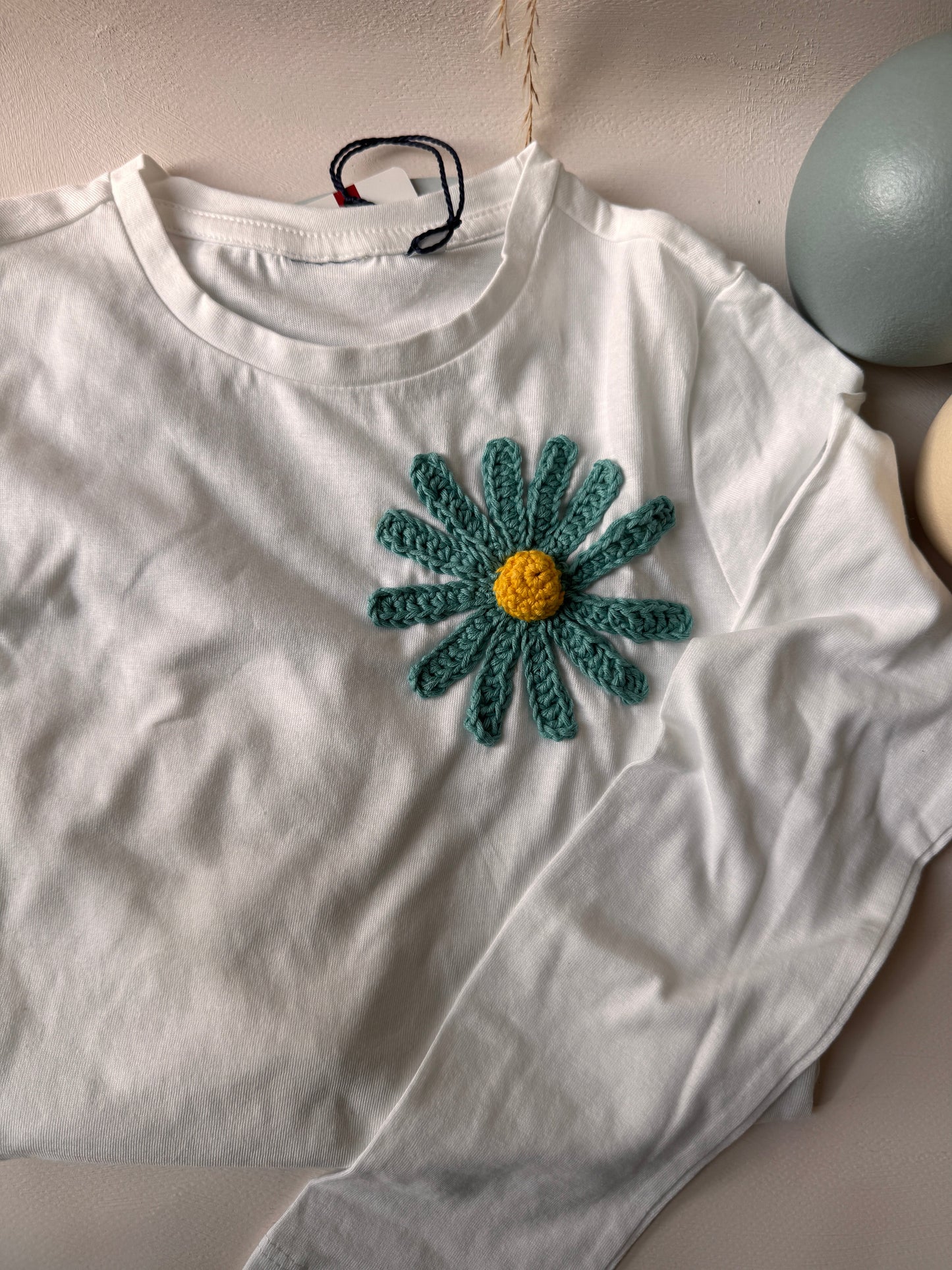 T-shirt “Filo di Sogni” con Ricamo all’Uncinetto – Edizione Artigianale