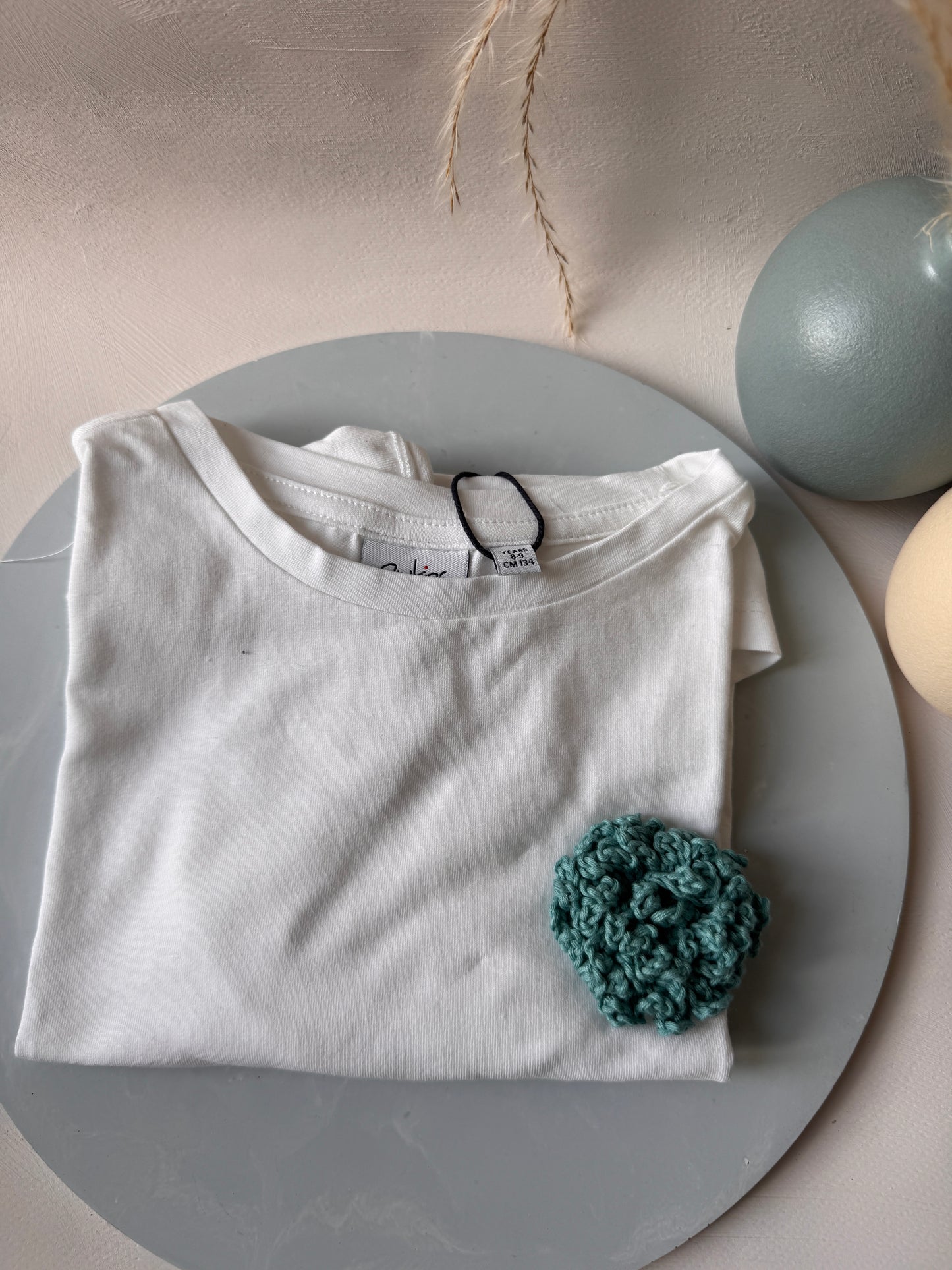 T-shirt “Filo di Sogni” con Ricamo all’Uncinetto – Edizione Artigianale