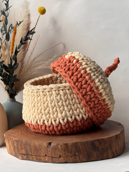 Cesta a forma di ghianda fatta all’ uncinetto