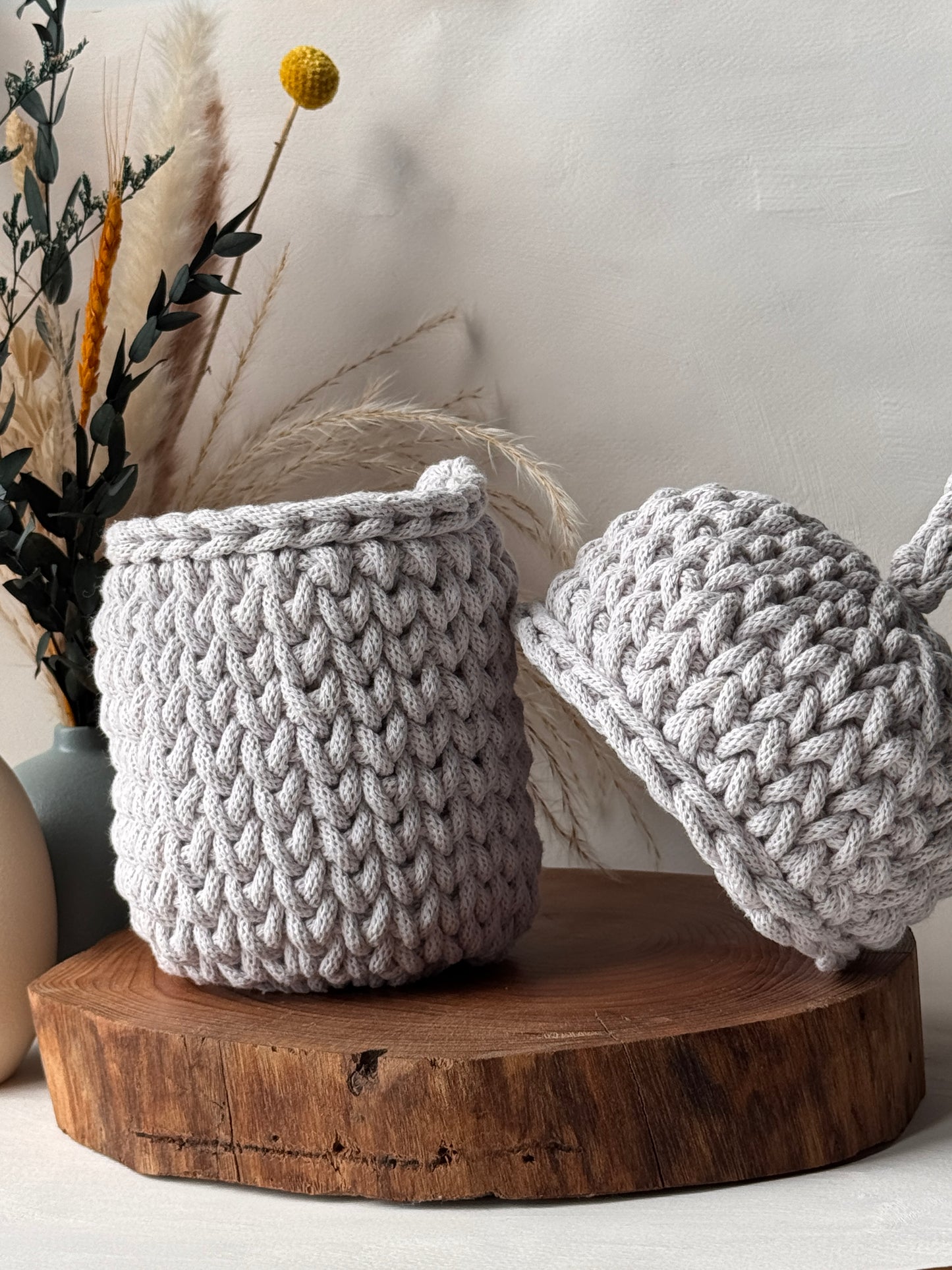Cesta a forma di ghianda fatta all’ uncinetto