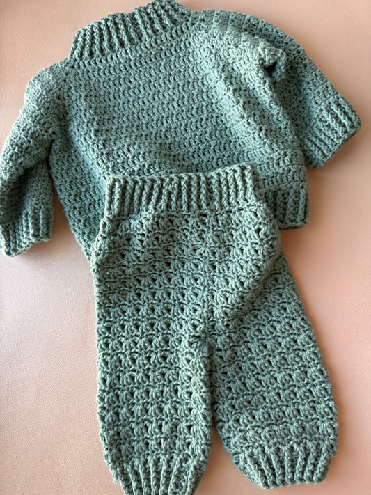 Completo golf e pantaloni all’uncinetto per bambini