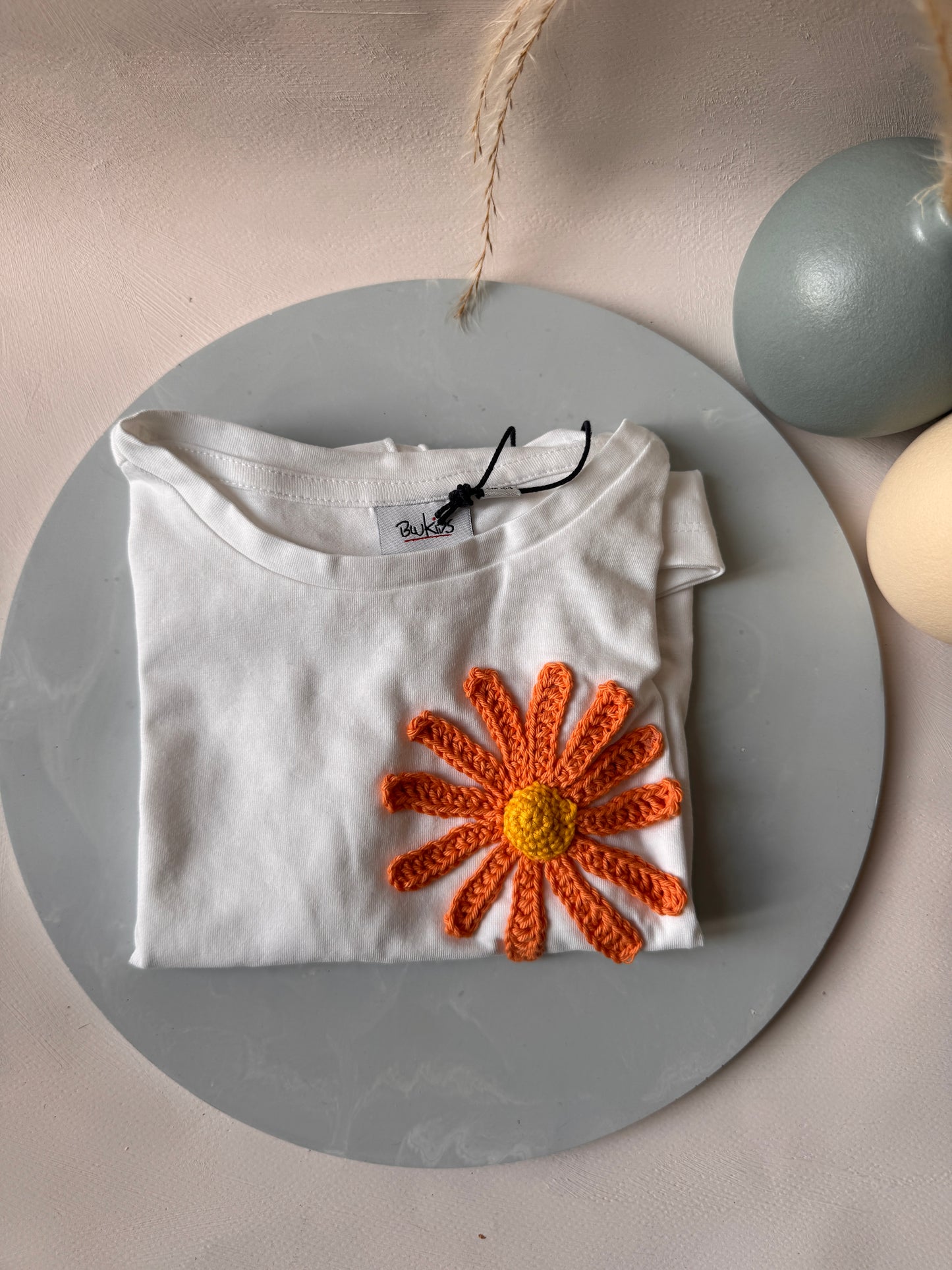 T-shirt “Filo di Sogni” con Ricamo all’Uncinetto – Edizione Artigianale