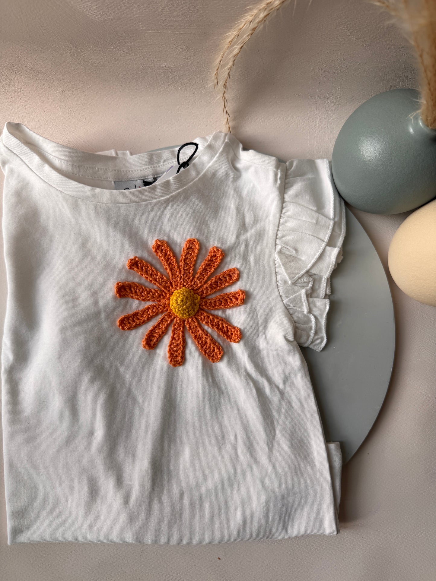 T-shirt “Filo di Sogni” con Ricamo all’Uncinetto – Edizione Artigianale