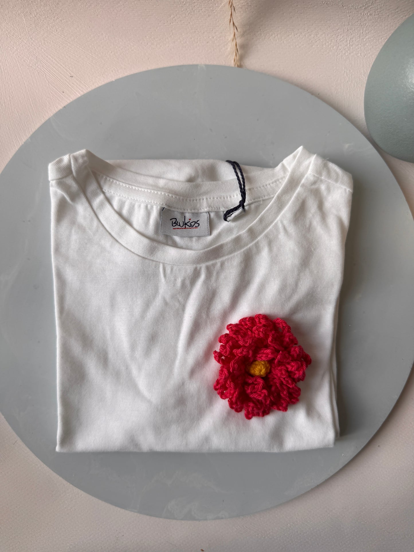 T-shirt “Filo di Sogni” con Ricamo all’Uncinetto – Edizione Artigianale