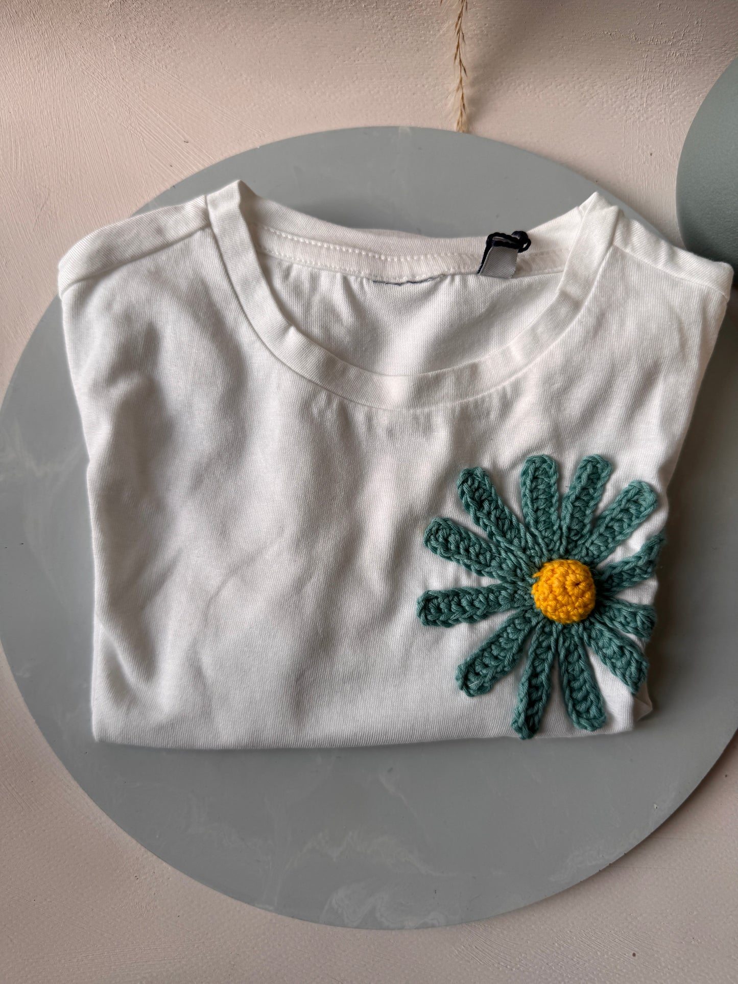 T-shirt “Filo di Sogni” con Ricamo all’Uncinetto – Edizione Artigianale