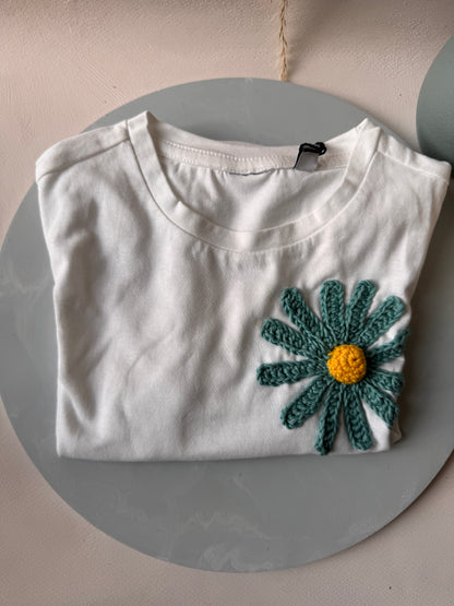 T-shirt “Filo di Sogni” con Ricamo all’Uncinetto – Edizione Artigianale