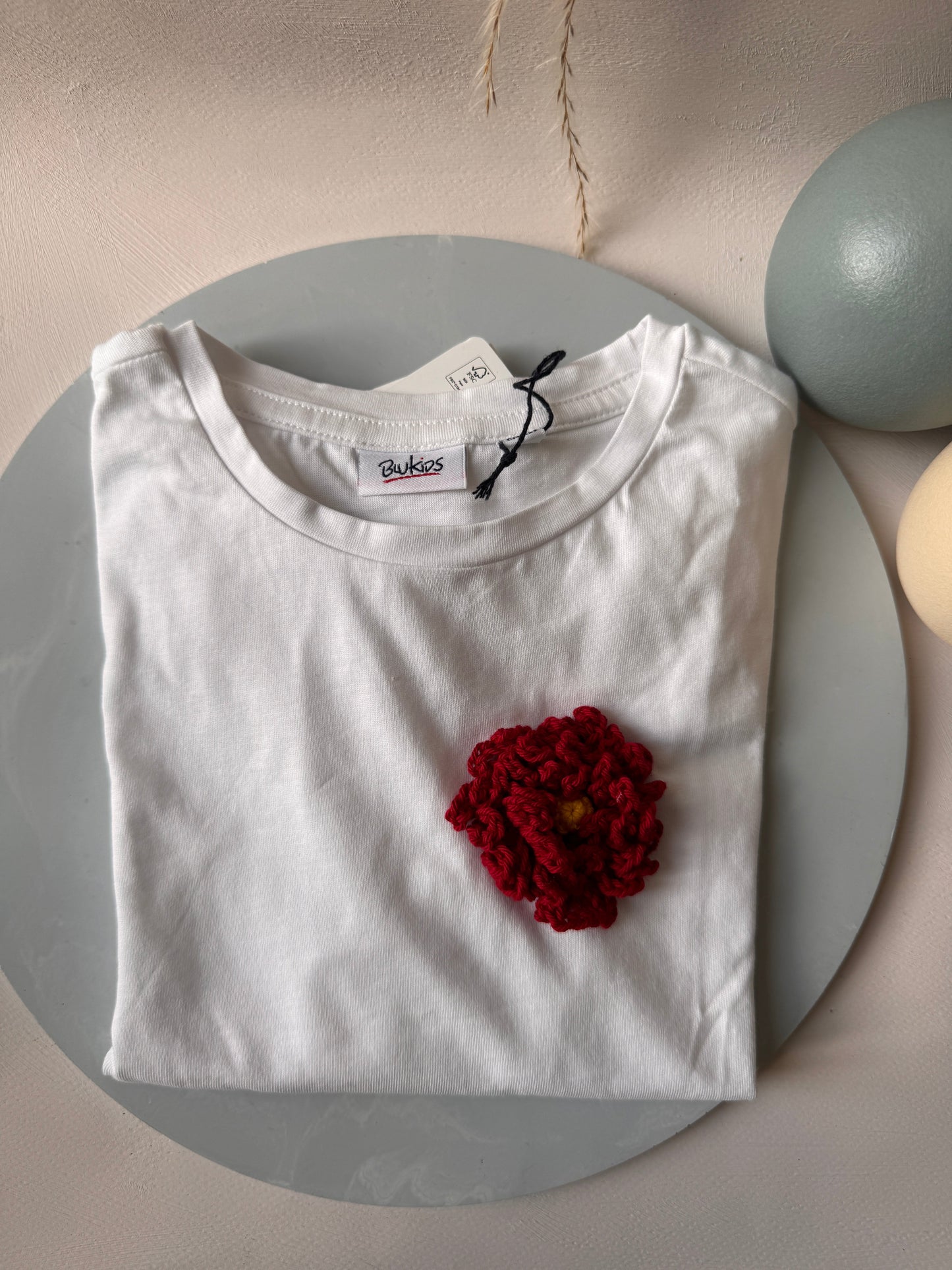 T-shirt “Filo di Sogni” con Ricamo all’Uncinetto – Edizione Artigianale