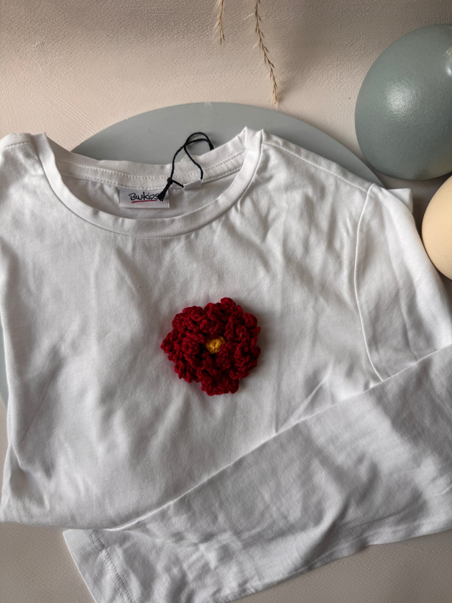 T-shirt “Filo di Sogni” con Ricamo all’Uncinetto – Edizione Artigianale