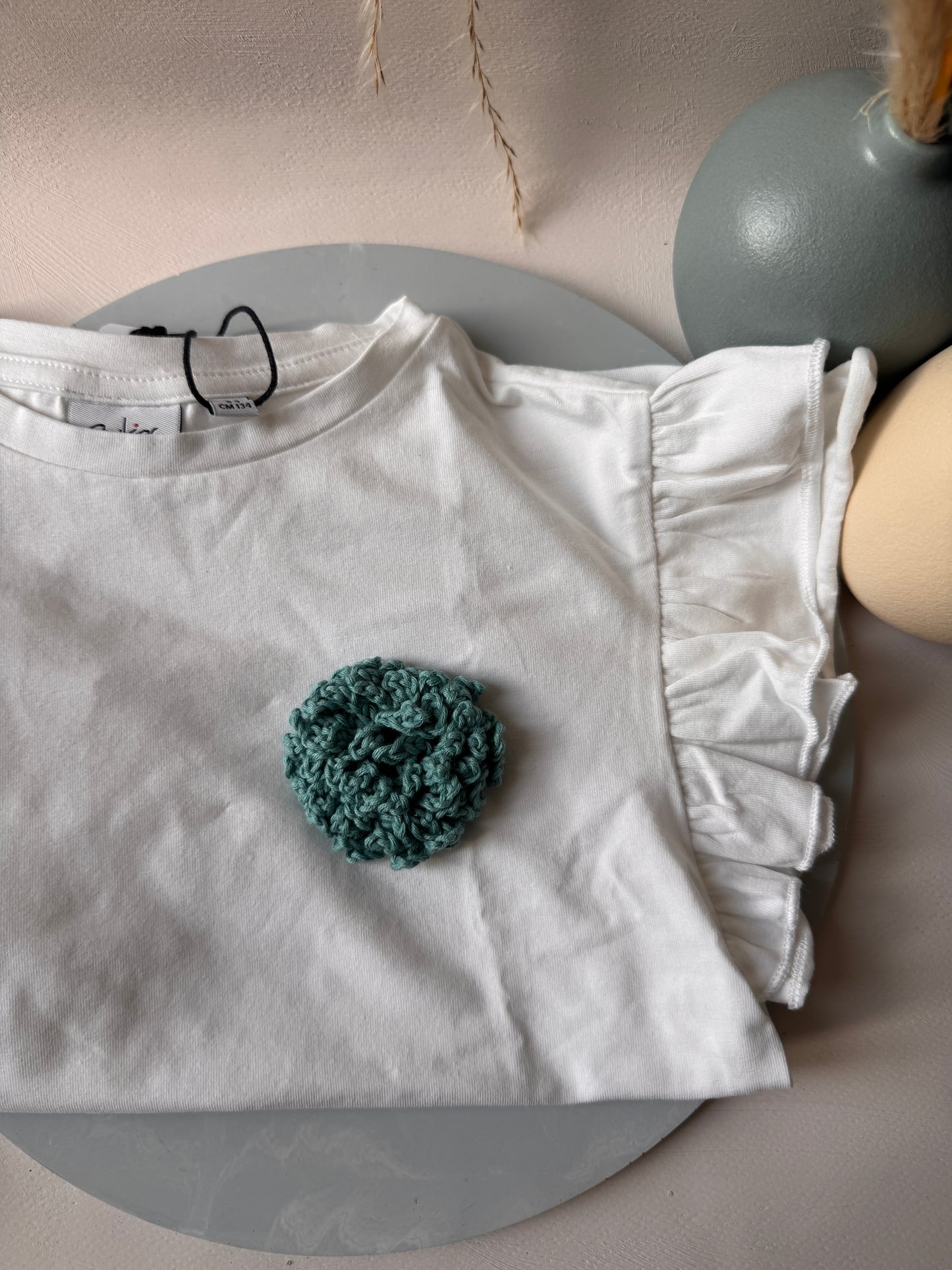 T-shirt “Filo di Sogni” con Ricamo all’Uncinetto – Edizione Artigianale