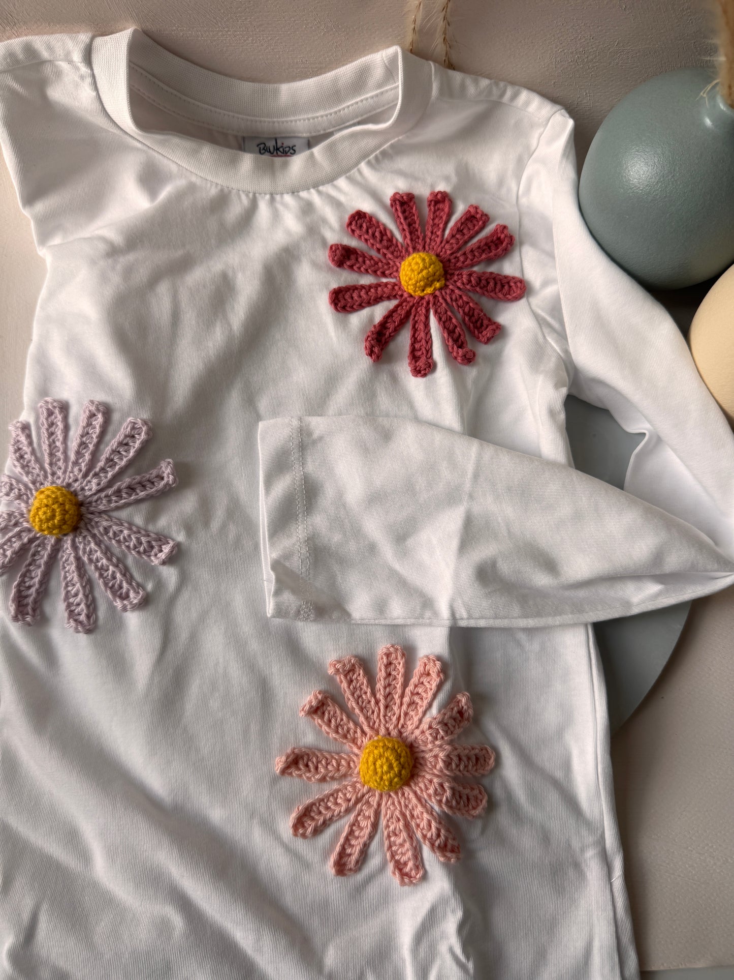 T-shirt “Filo di Sogni” con Ricamo all’Uncinetto – Edizione Artigianale